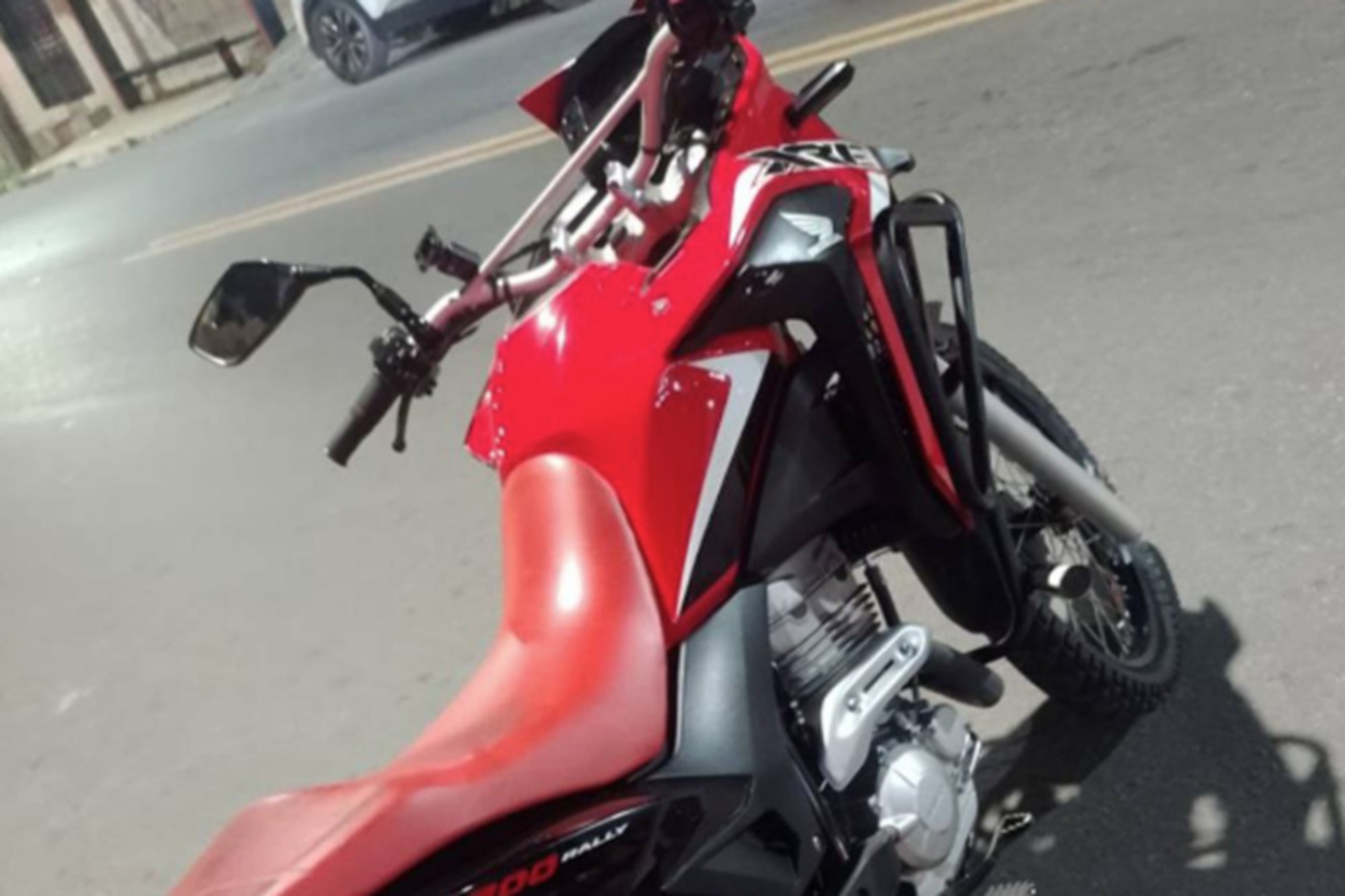 Policiais militares são assaltados e têm armas e moto roubadas por criminosos