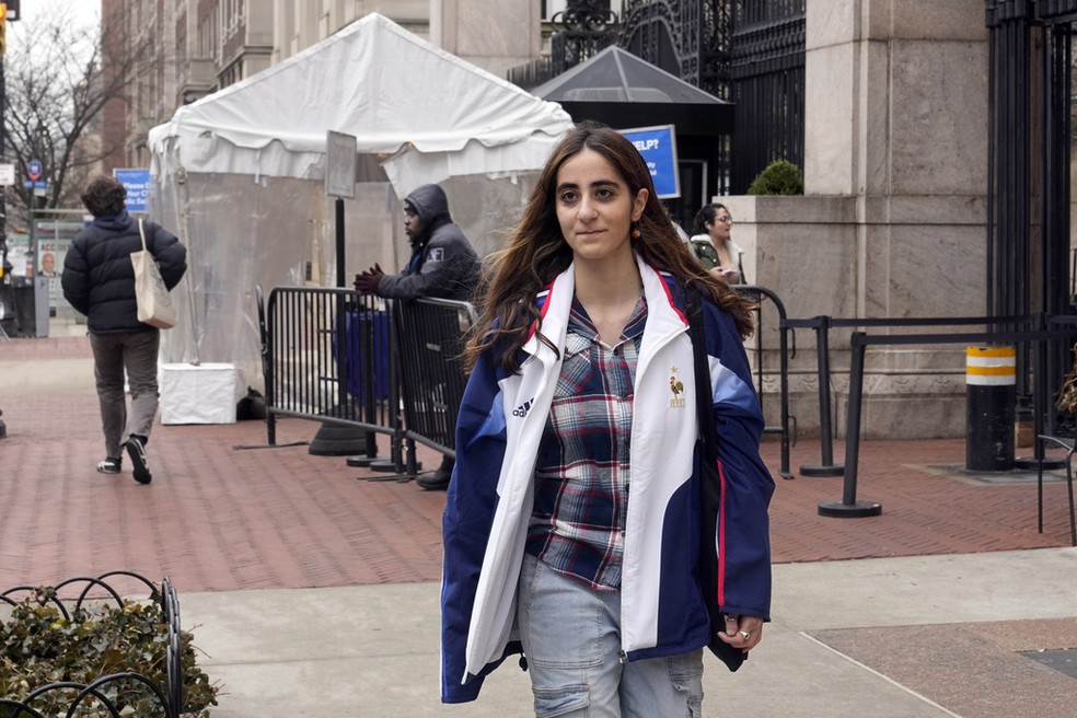 Maryam Alwan, uma estudante da Universidade de Columbia que recebeu uma notificação disciplinar da escola acusando-a de ajudar a publicar um artigo de opinião crítico a Israel — Foto: AP Photo/Richard Drew