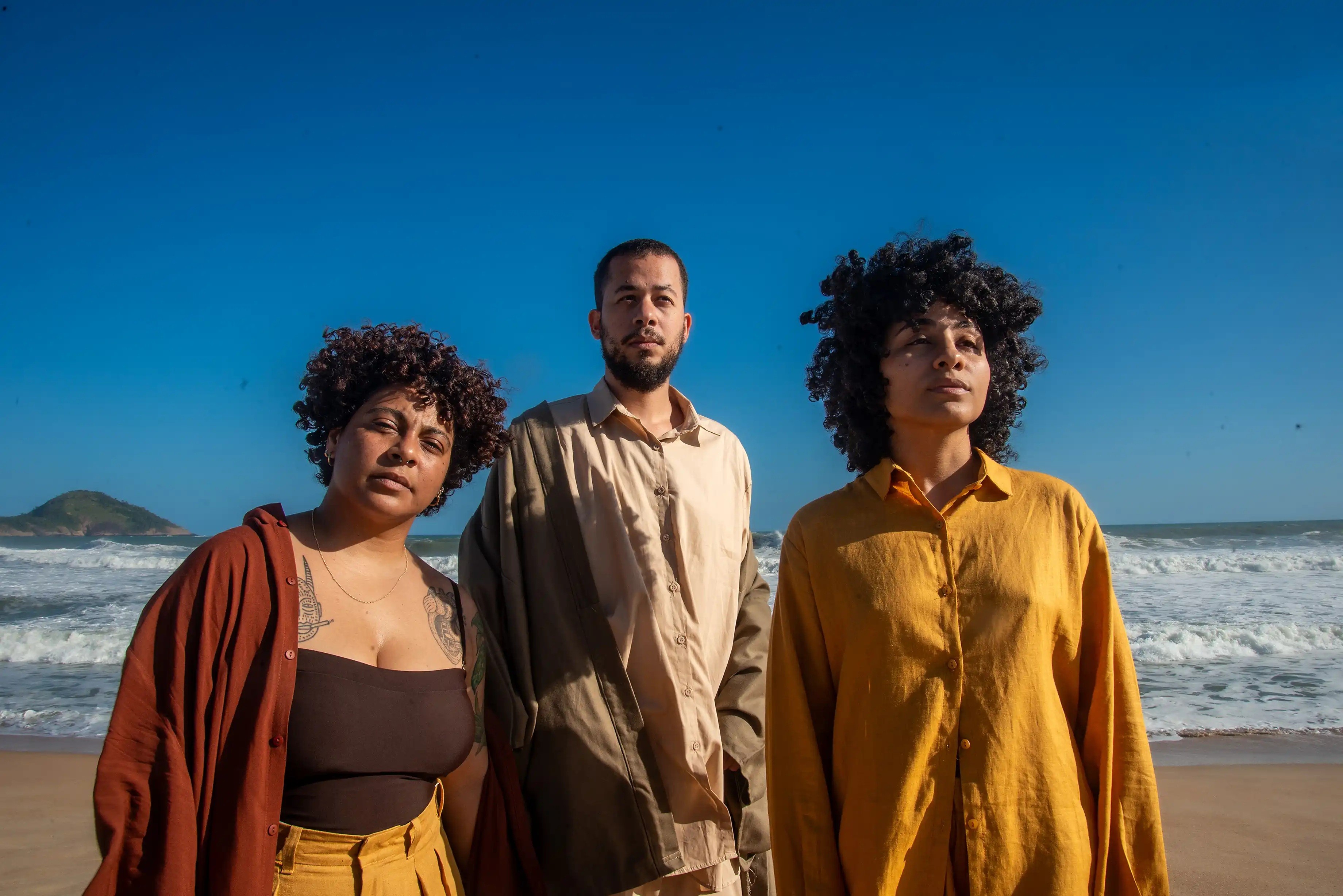 Tuyo ilumina a trilha sonora do filme ‘Perrengue fashion’ com gravação de ‘Luz do sol’, canção de Caetano Veloso