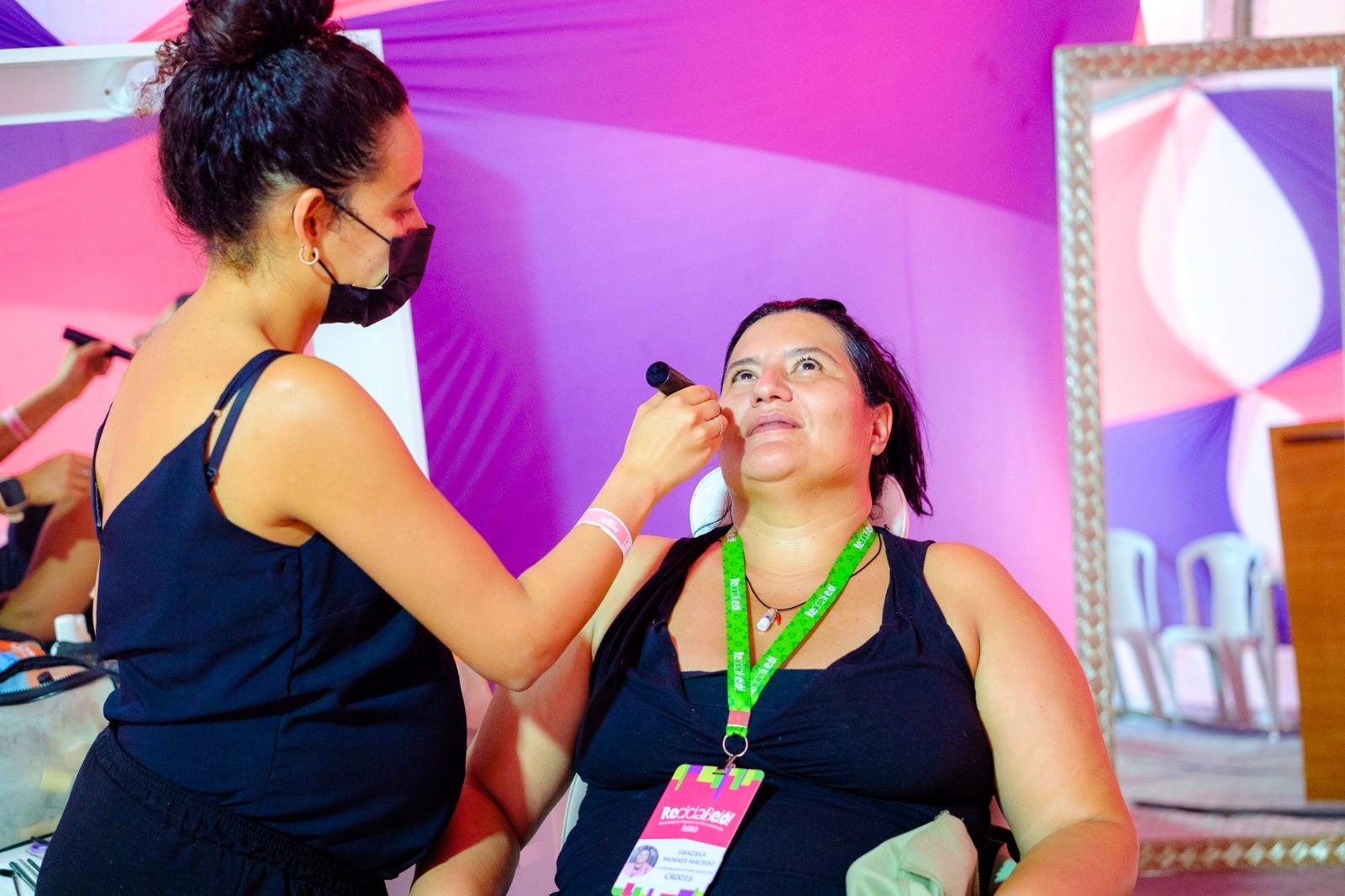 Arraial de Belô cria espaço de beleza para trabalhadoras que atuam na coleta de recicláveis do evento