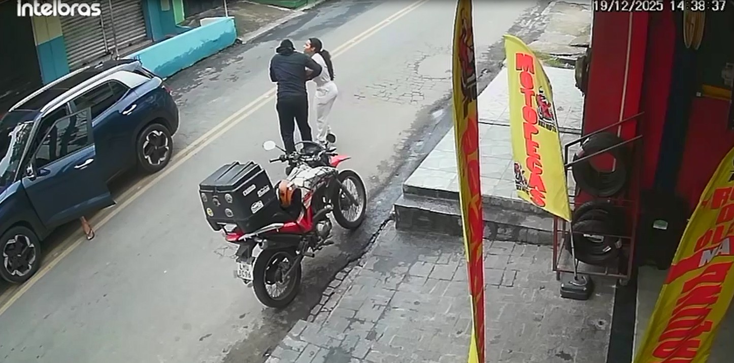 VÍDEO: ex-rainha de bateria da Beija-Flor de Nilópolis é assaltada no RJ: 'muito abalada', diz irmão