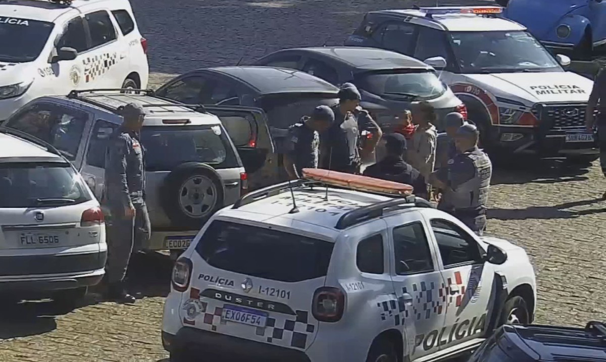 VÍDEO: PMs salvam bebê trancado dentro de carro no Centro de Botucatu