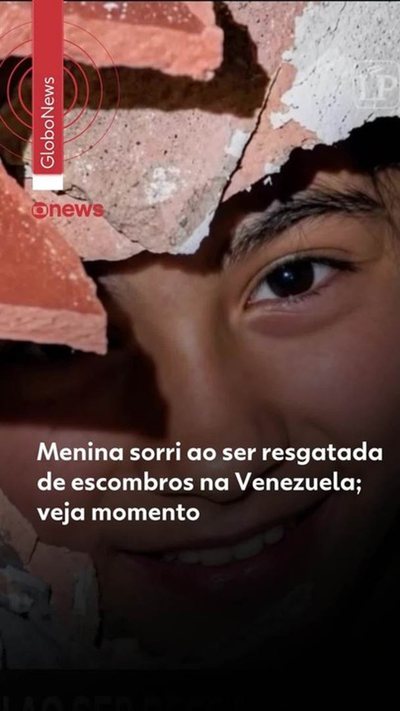 Menina é resgatada com sorriso no rosto após ficar mais de 30 horas sob escombros na Venezuela