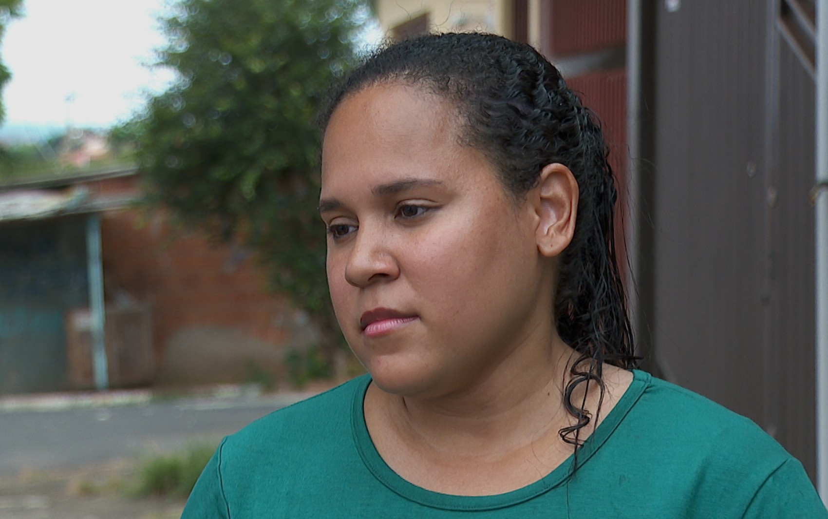 Mulher que denunciou corretora por golpe descobriu família morando em imóvel que era negociado: 'Tem até cachorro'