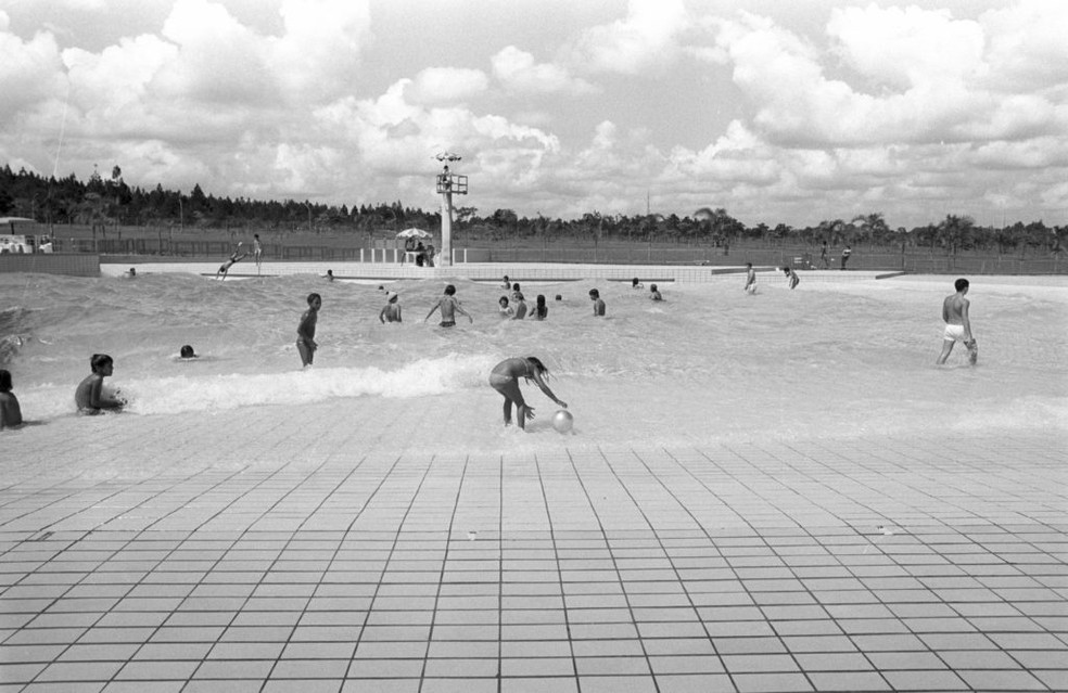 Piscina de ondas, em Brasília, nos anos 1980 — Foto: Arquivo Público do DF