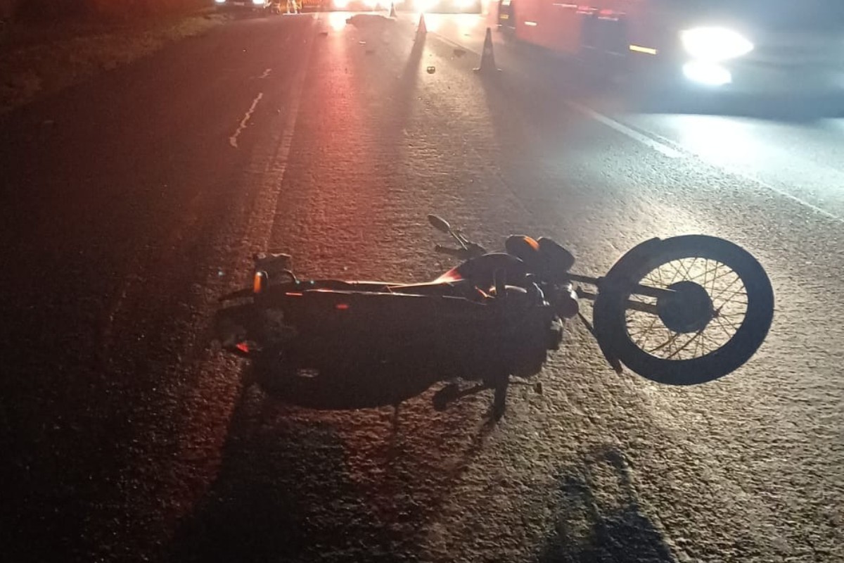 Motociclista morre após colisão com carreta na Dutra, em Lorena