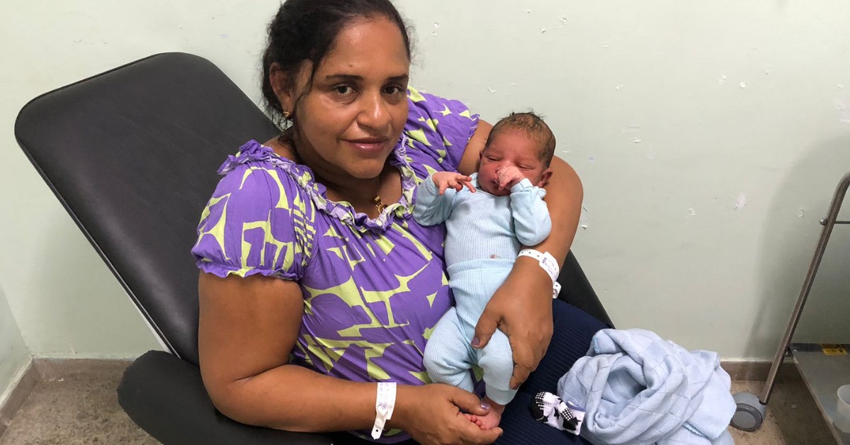Mulher de 46 anos dá à luz em calçada de MG sem saber que estava grávida; médica explica a chamada 'gravidez silenciosa'