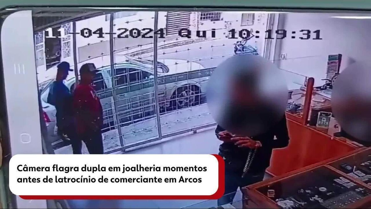 Dono de joalheria é vítima de latrocínio no Centro de Arcos; veja vídeo dos bandidos anunciando o roubo