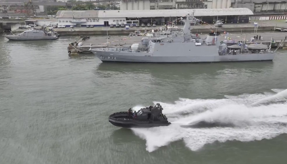 Lancha da Marinha atua na fiscalização dos navios. — Foto: TV Globo/Reprodução