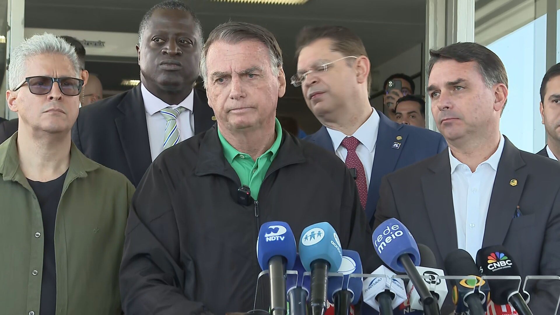 Bolsonaro diz ser inocente e defende permanência de Eduardo nos EUA: 'Se voltar, está preso'