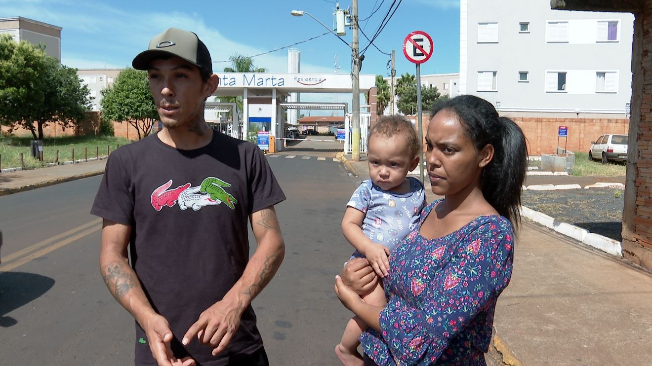 Moradores de bloco interditado após reforma de vizinha em Sertãozinho, SP, são alojados no salão de festas do prédio