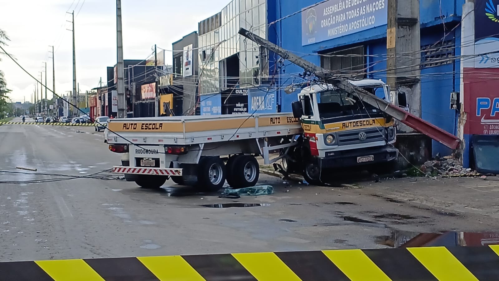 Caminhão de autoescola bate em carro estacionado e derruba poste na Av. dos Africanos, em São Luís