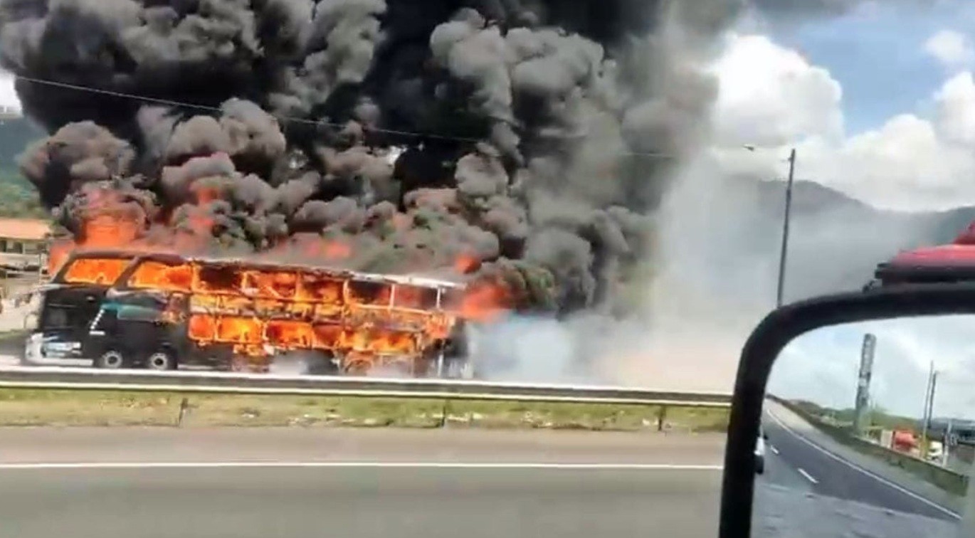 Ônibus de turismo pega fogo na BR-101 em Joinville