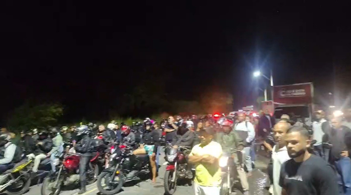 Vídeo mostra grande congestionamento de motos após acidente na RJ-106, em Cabo Frio 