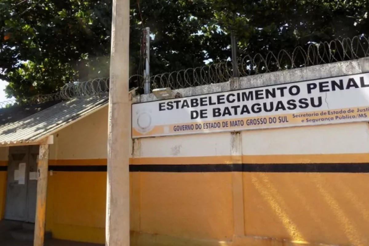 Preso usa pedaço de ferro para cavar parede de banheiro de cela e levanta suspeita de fuga em MS