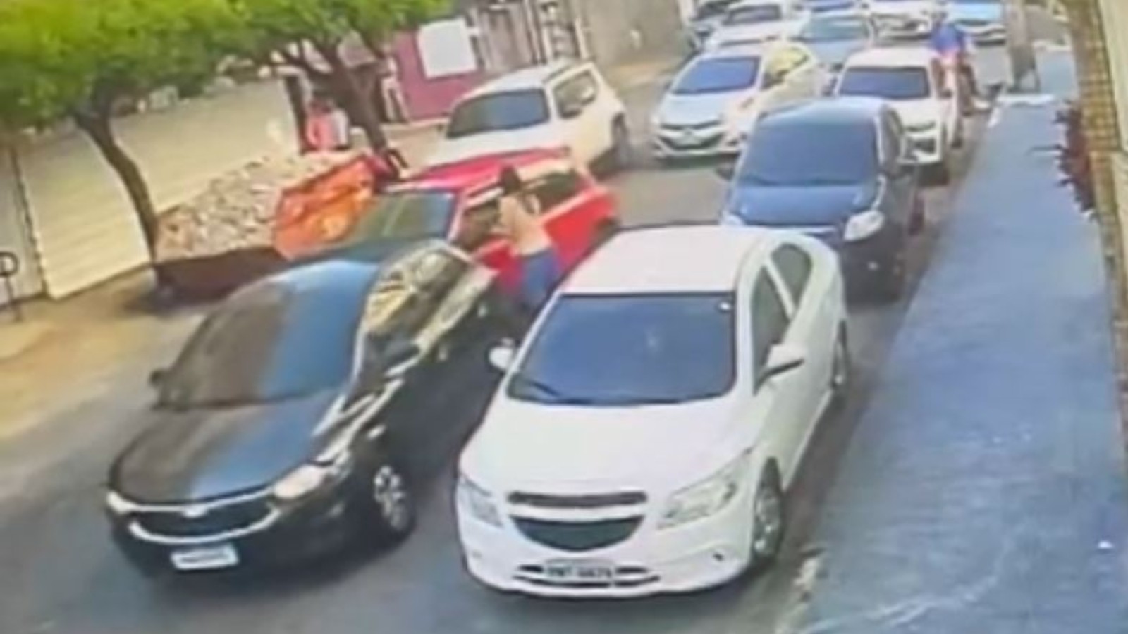 VÍDEO: Motorista colide várias vezes de propósito em outro carro e fere condutora durante briga de trânsito
