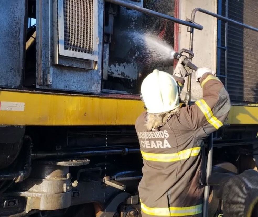 Bombeiros usaram cerca de 4 mil litros de água para combater as chamas na locomotiva. — Foto: Corpo de Bombeiros/ Divulgação