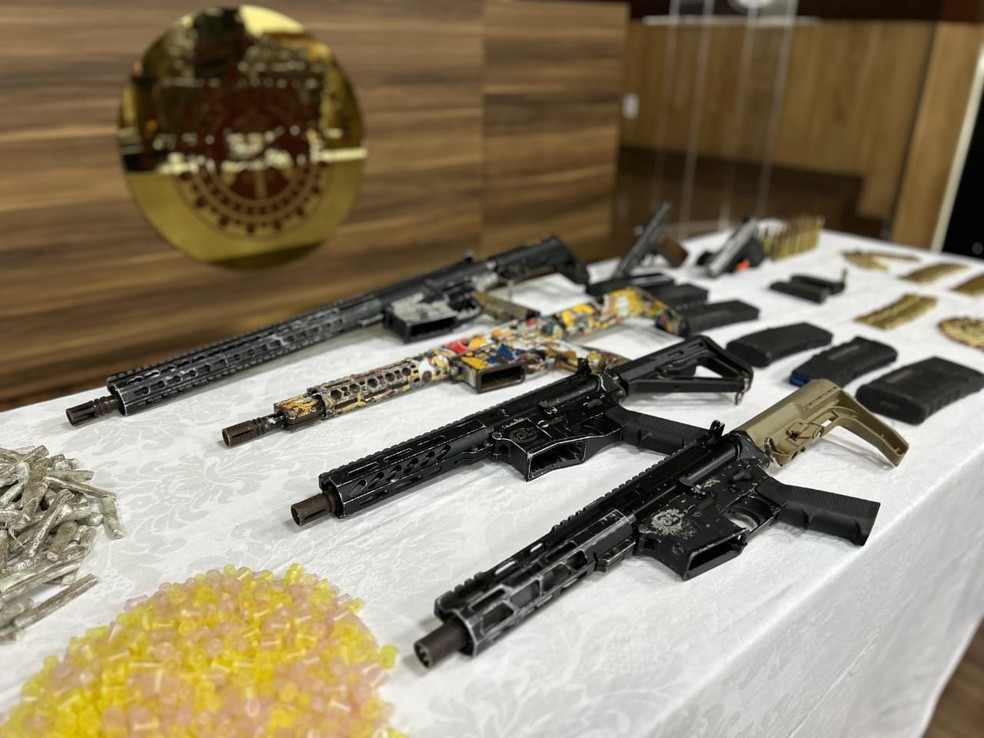 Fuzis apreendidos pela polícia na Bahia — Foto: SSP-BA