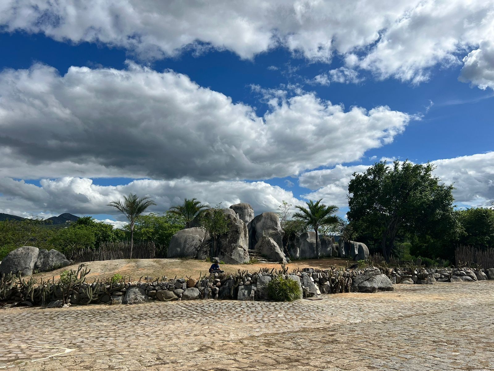 Paixão de Cristo de Nova Jerusalém revela bastidores: veja FOTOS dos 9 cenários do maior teatro ao ar livre do mundo