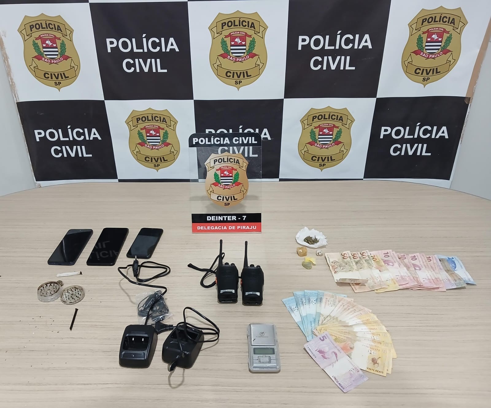 Polícia prende três pessoas em operação contra o tráfico de drogas em Piraju