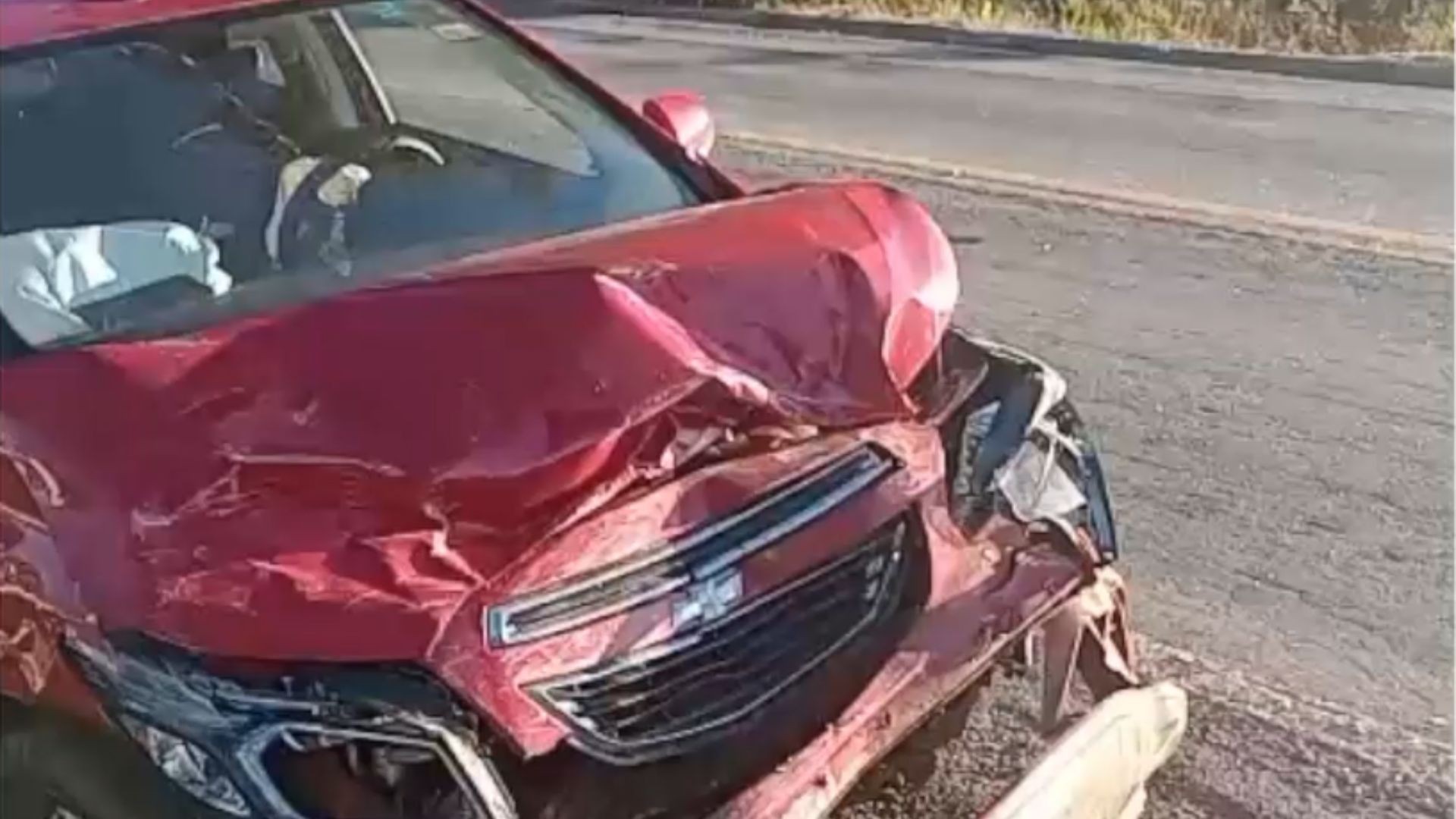 Duas pessoas morrem após carro fazer retorno sem aguardar acostamento e causar acidente na BR-262, no ES