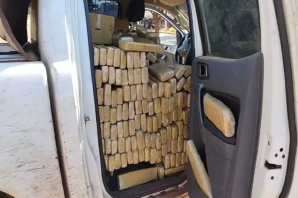 Droga estocada em caminhonete. — Foto: GAECO/Reprodução