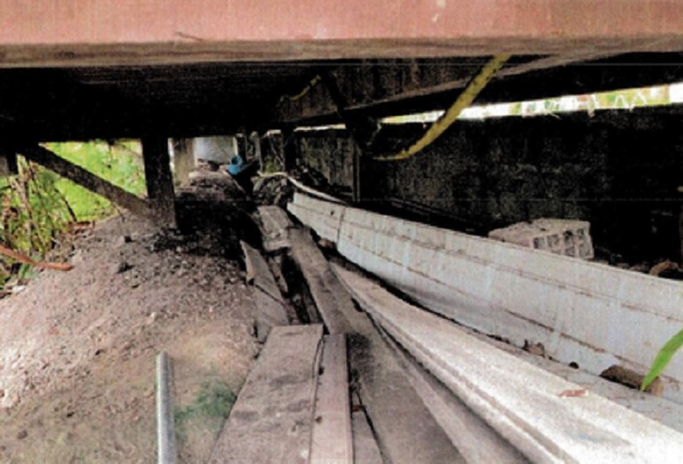 Laudo técnico aponta grave risco de deslizamento em construção irregular próxima à borda das falésias na pousada — Foto: MPF
