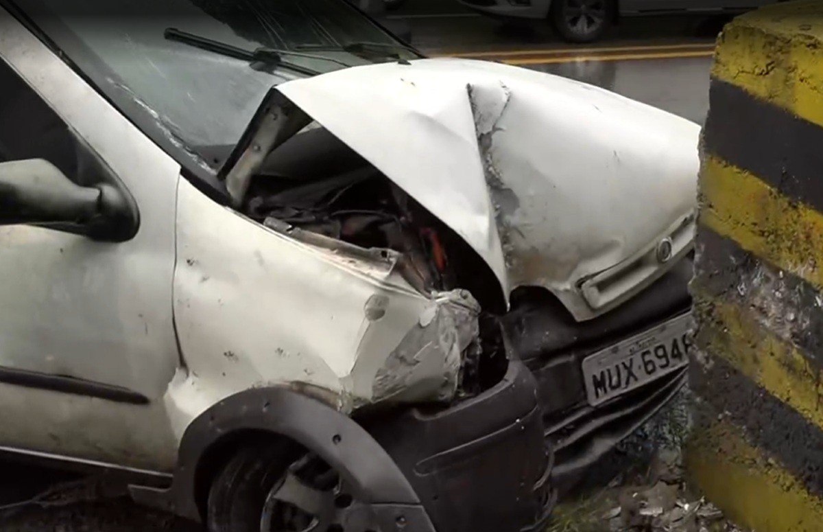 Motorista colide carro contra bloco de concreto na Avenida Leste-Oeste, em Maceió