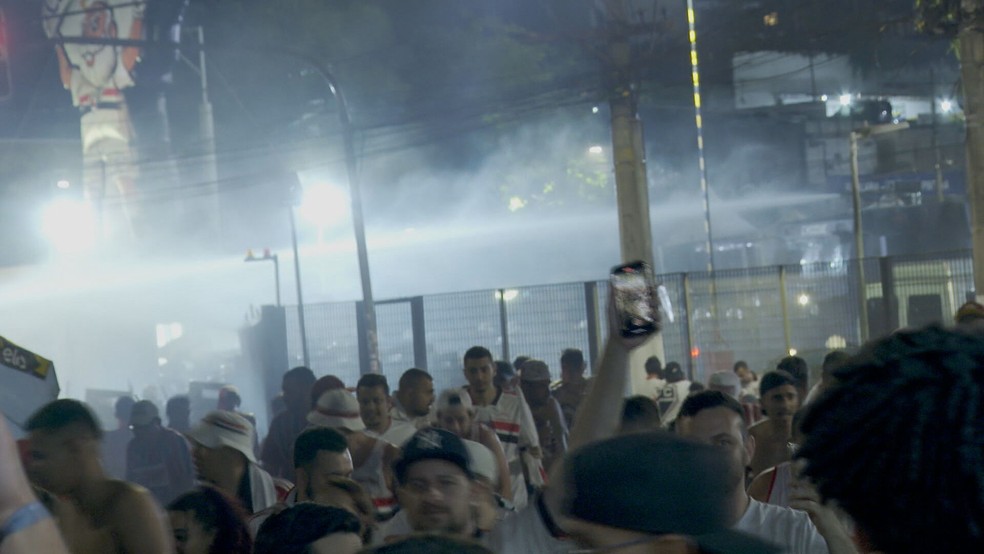 PM usa jatos d'água para dispersar torcedores do São Paulo neste domingo (24), do lado de fora do estádio do Morumbi, na Zona Sul da capital paulista. — Foto: Reprodução/Sportv