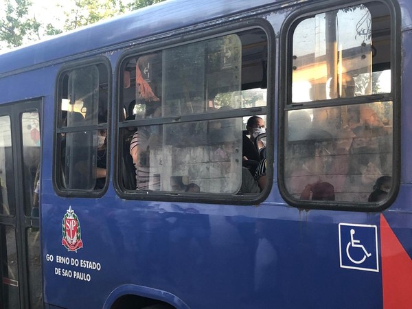 Overcrowded 大混雑 CF Passageiros enfrentam ônibus superlotados e aglomeração em meio a