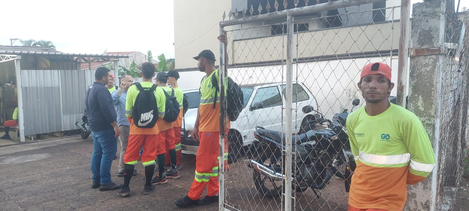 Coletores de lixo paralisam atividades em Rio Preto e reivindicam por melhores condições de trabalho