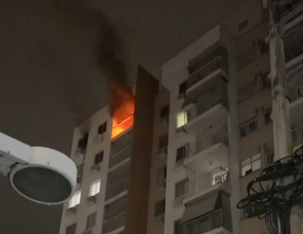 Homem morre em incêndio em apartamento no Anil, na Zona Oeste do Rio — Foto: Reprodução