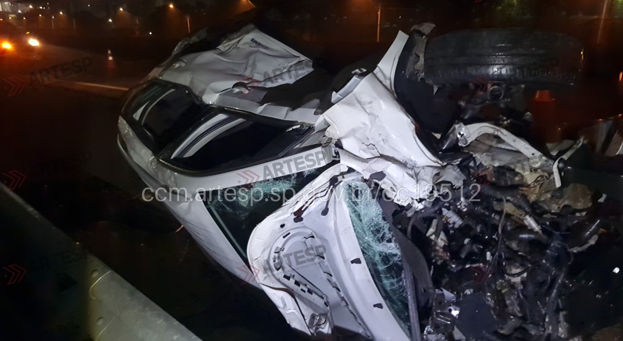 Carro fica destruído após capotamento na Rodovia Anhanguera em Jundiaí; motorista sai ileso