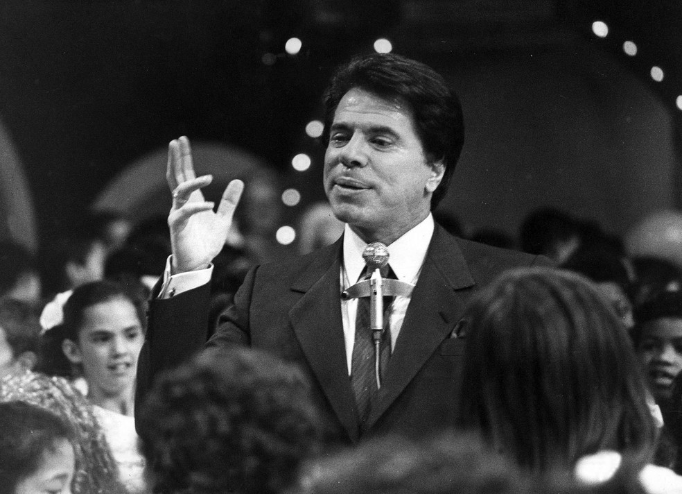 Silvio Santos caminha em meio a plateia durante grava&ccedil;&atilde;o de seu programa 'Topa tudo por dinheiro', nos est&uacute;dios do SBT em S&atilde;o Paulo, em fevereiro de 1988 &mdash; Foto: Juvenal Pereira/Estad&atilde;o Conte&uacute;do/Arquivo