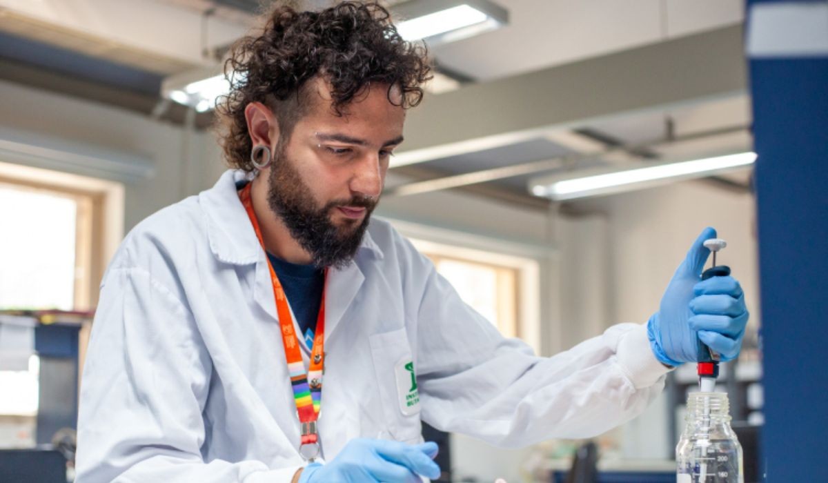 Jovem biólogo troca o medo pela ciência e hoje estuda veneno de formiga contra o câncer