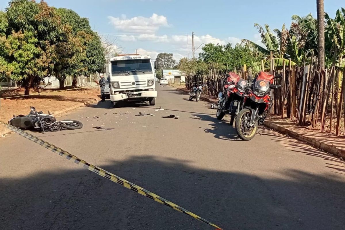 Entregador fica em estado grave após bater de frente com caminhão guincho em MS