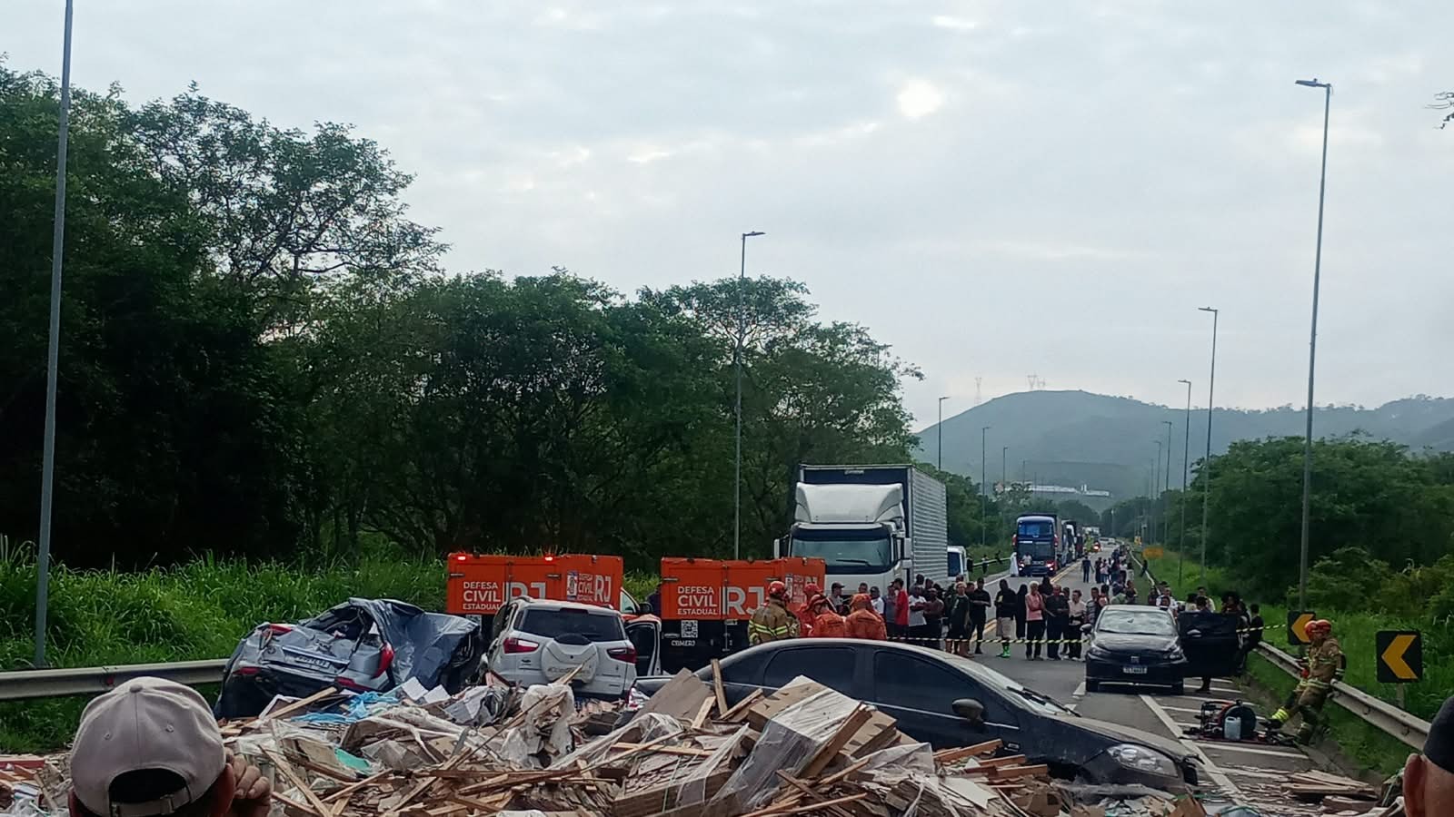 Trânsito na BR-393 é totalmente liberado após acidente que matou cinco pessoas, em Barra do Piraí