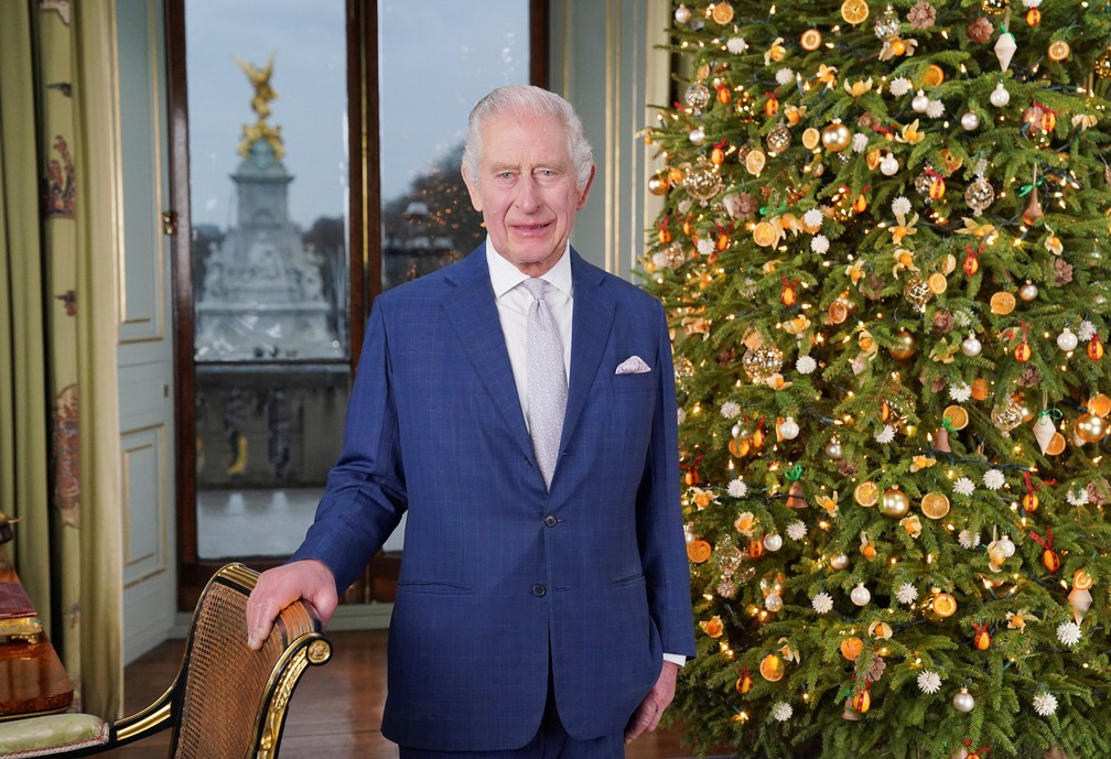 Rei Charles III faz discurso de Natal no Palácio de Buckingham, em Londres. — Foto: Reuters