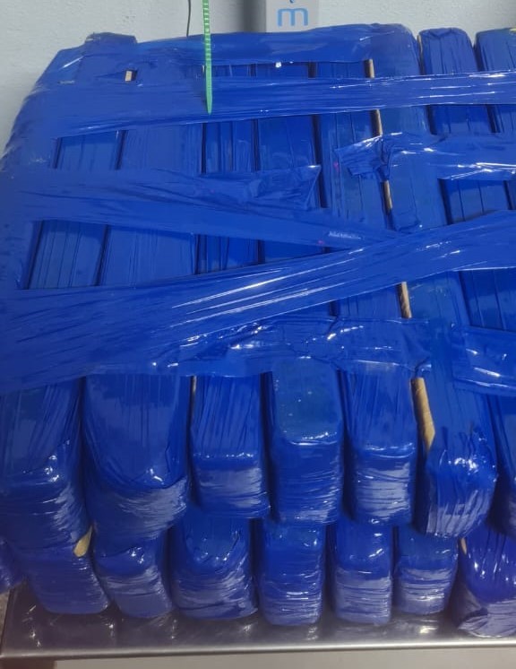Ao tentar fugir após pegar sacola plástica com droga, motorista é preso com mais de 200kg de maconha, em Presidente Prudente