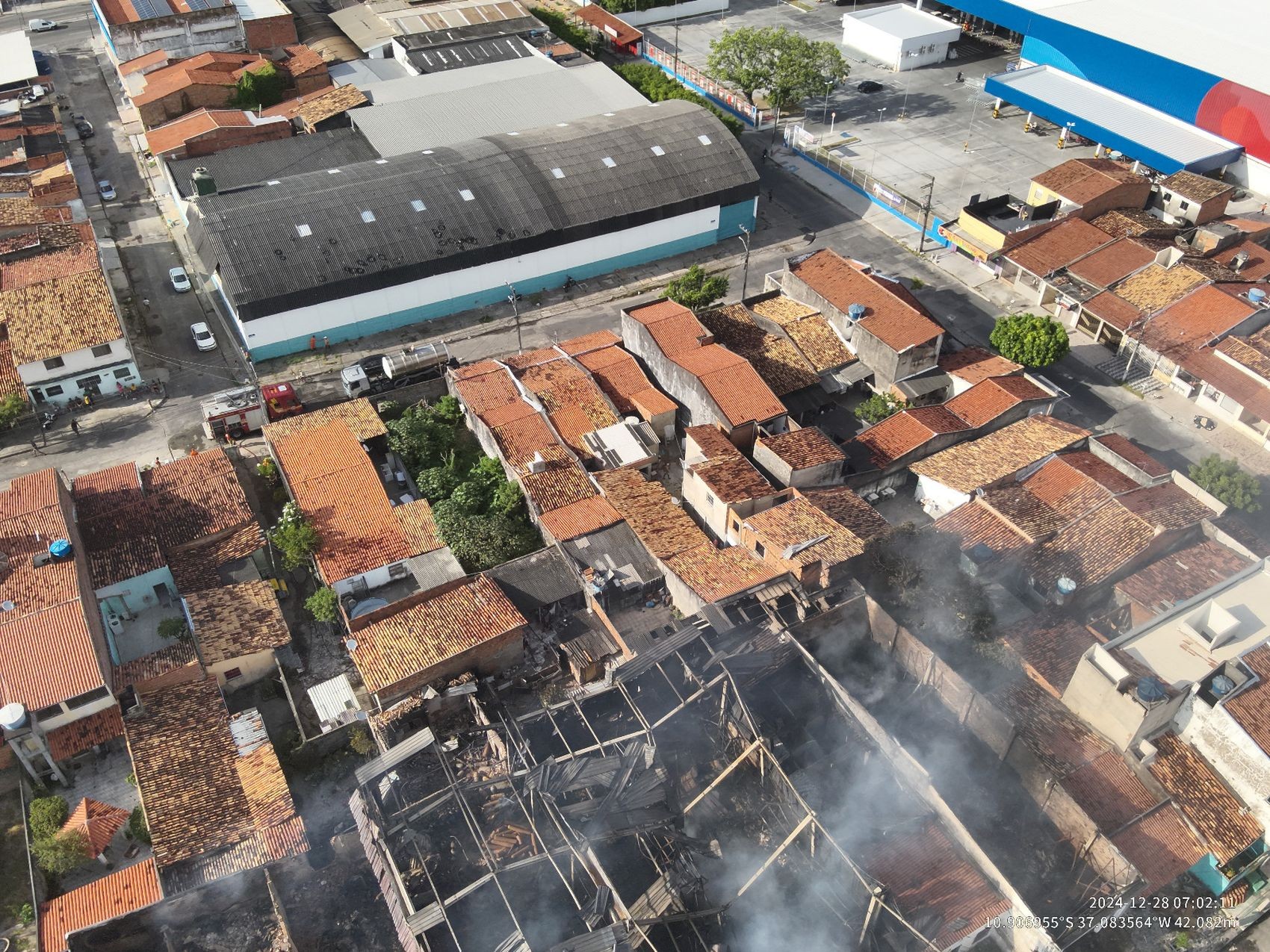 Bombeiros controlam focos do incêndio que destruiu empresa de cilindros em Aracaju