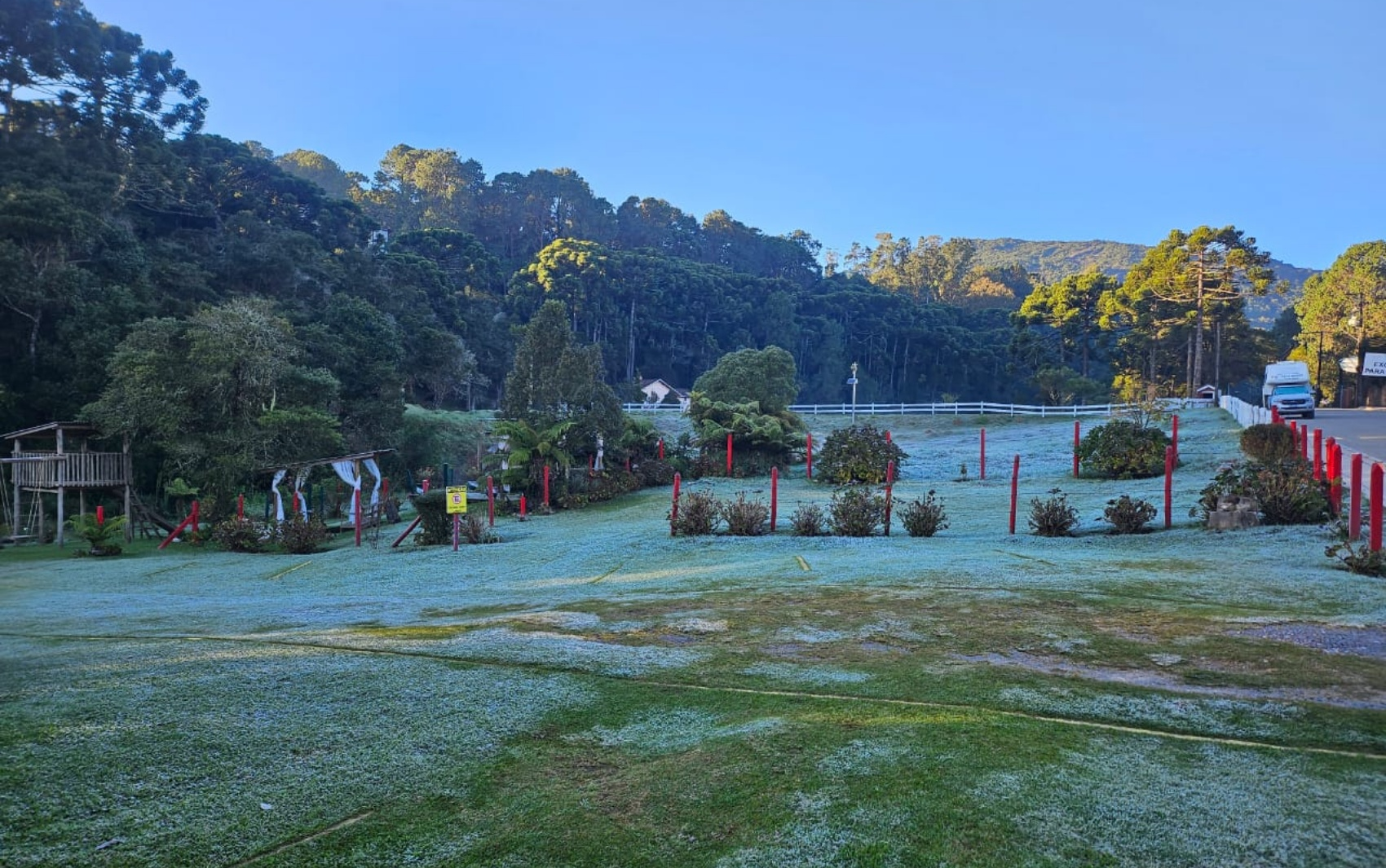 Frio intenso e geada marcam manhã de segunda-feira no Sul de Minas