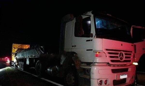 Motorista de caminhão dos Correios morre após bater em carreta com argamassa em Cordeirópolis