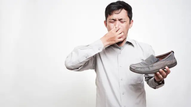 A ciência consegue acabar com o mau cheiro dos sapatos?
