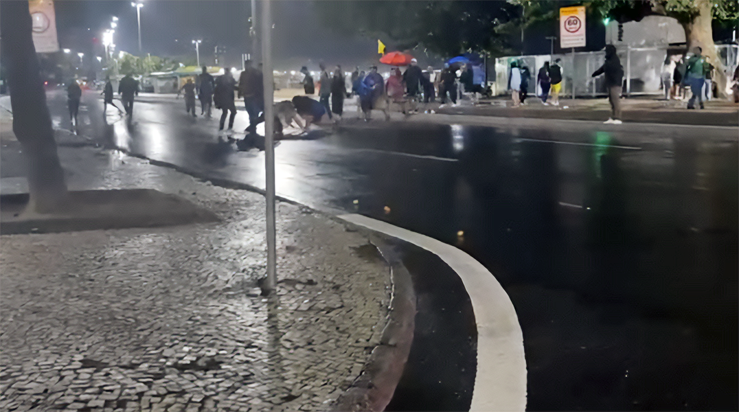 VÍDEO: suspeita de roubo termina em briga generalizada em Copacabana