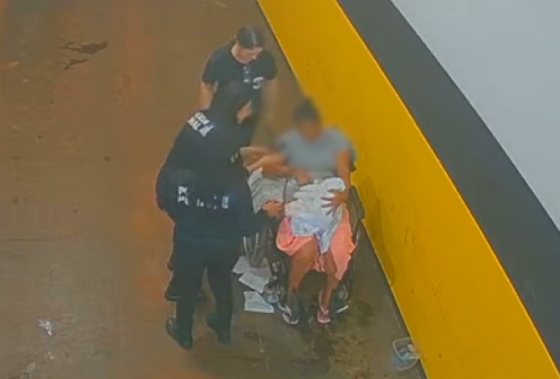Vídeo mostra momento em que visitante dá à luz dentro de presídio de Dourados