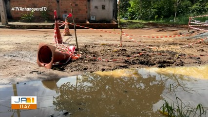 Buraco e lama causados por concessionária geram reclamações de moradores em Gurupi