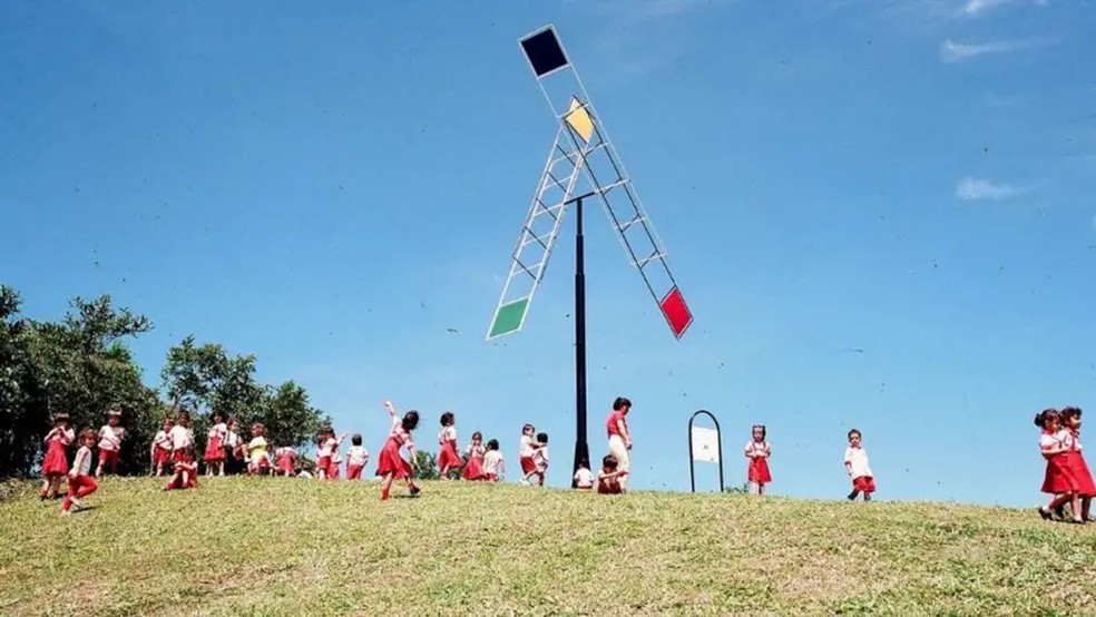 Crianças de Gaviotas brincando perto de uma das invenções ecológicas — Foto: Gaviotas