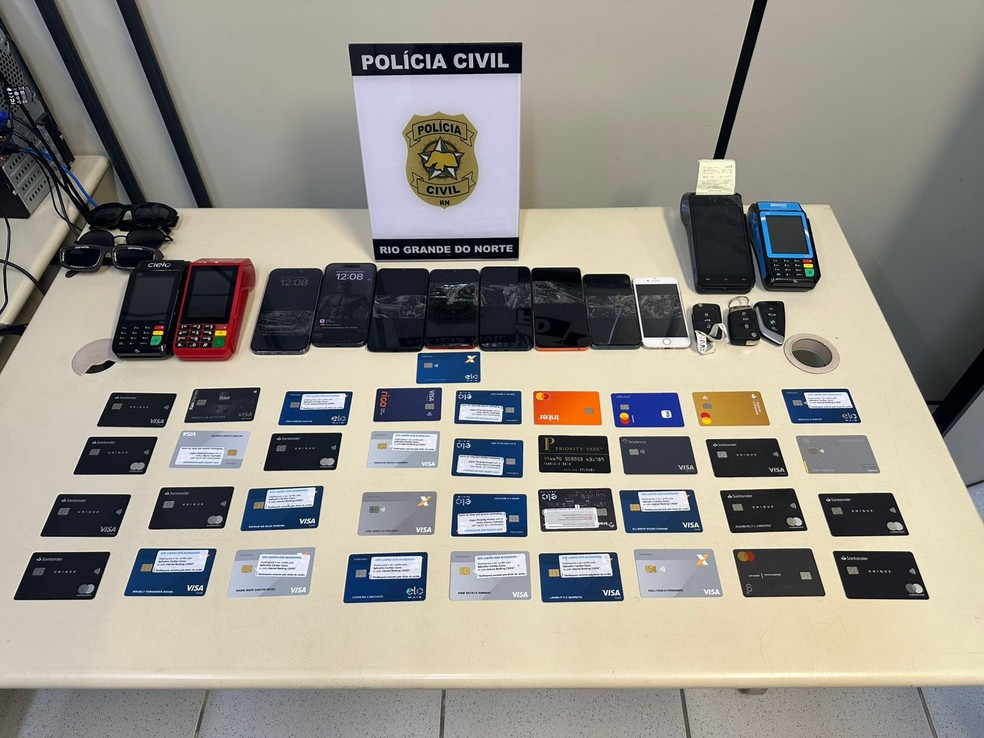 Mais de 30 cartões foram apreendidos pela Polícia Civil — Foto: Divulgação/Polícia Civil RN