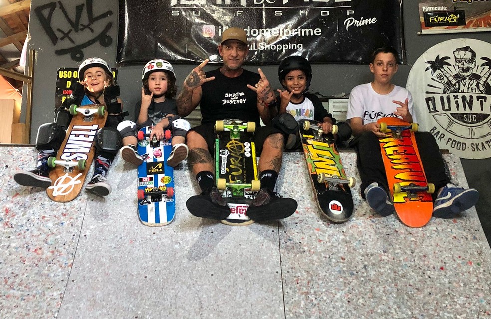 Pai monta pista de skate feita de tubos de creme dental para filho treinar  em casa no interior de SP, Vale do Paraíba e Região