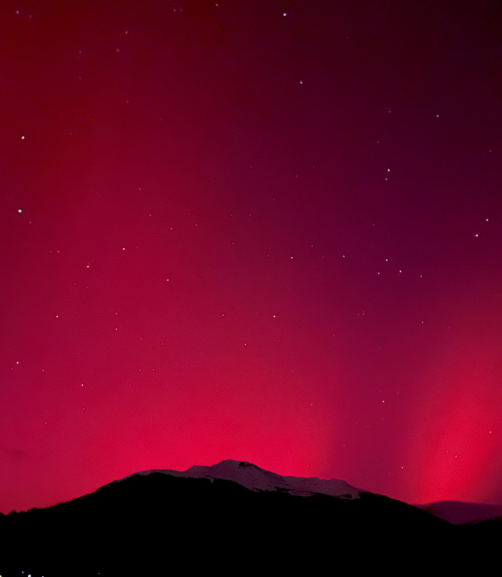 Aurora austral em Puerto Williams, no extremo sul do Chile, na sexta-feira (10) — Foto: Reproduo/Andrea Belen Pedrero/X